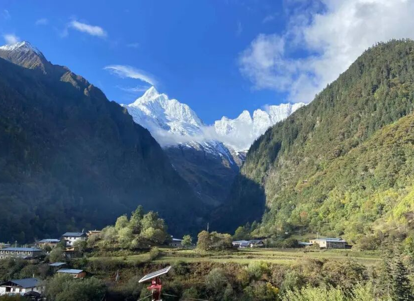 早上的雪山